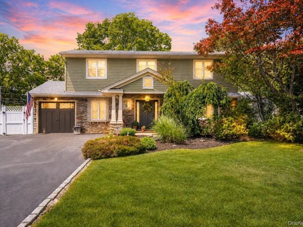 17 Leslie Lane , Smithtown, NY 11787