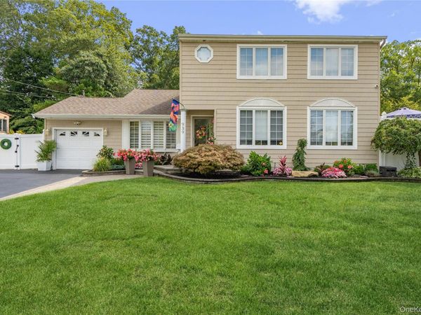 939 Manor Lane , Bay Shore, NY 11706