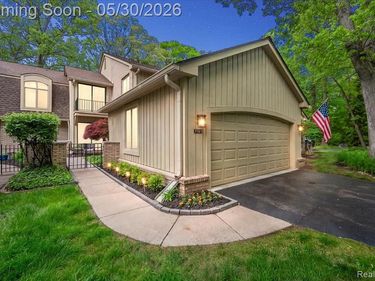 1161 Hillpointe Circle, Bloomfield Hills, MI 48304