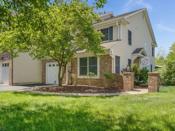 34 Pond Ridge Dr, Clinton, NJ 08809