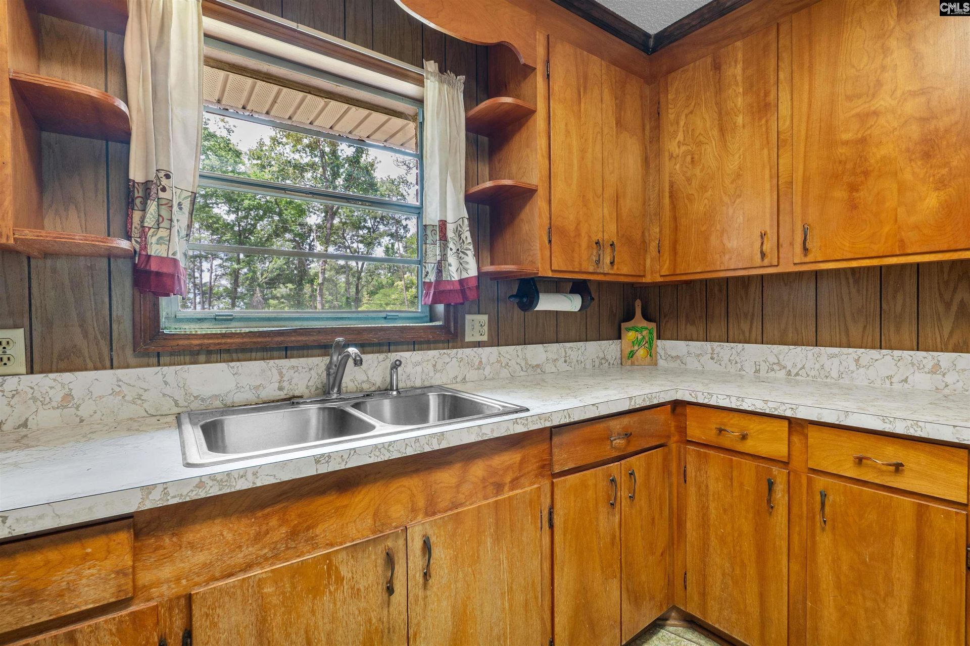 1041 Lynn Drive  Photo 5