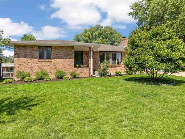 809 8th St, Kalona, IA 52247