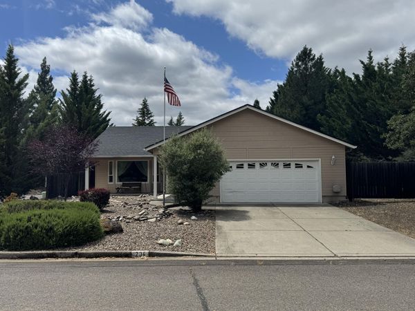 234 Penny Lane, Shady Cove, OR 97539
