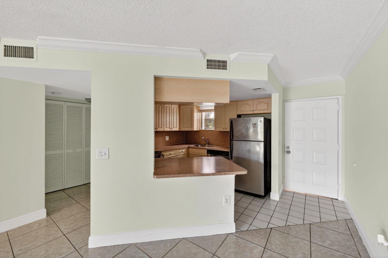8363 Lake Drive, Unit 308, Doral, FL 33166 Photo