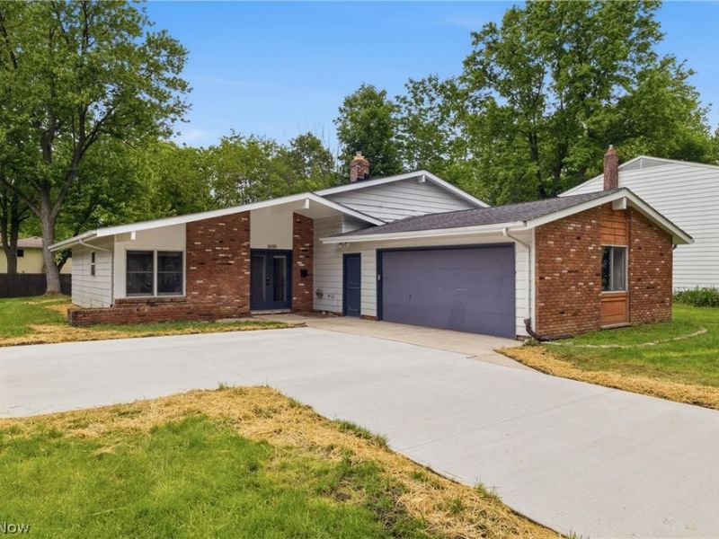6195 Stafford Drive, North Olmsted, OH 44070 Photo 2