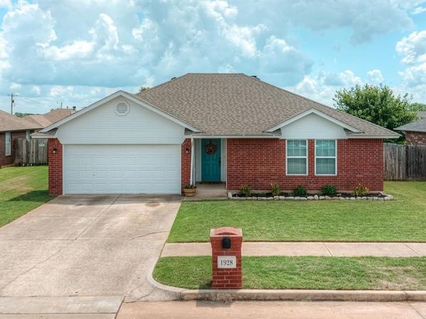 1928 Parkside Drive, Moore, OK 73160