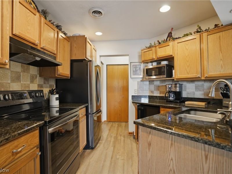 127 S Bayshore Drive, Columbiana, OH 44408 Photo 3