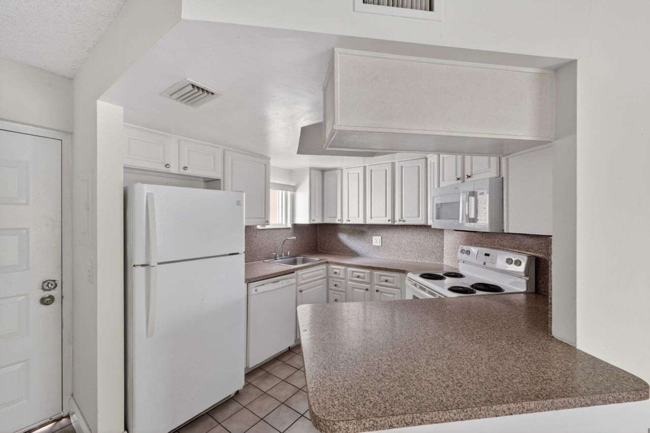 8373 Lake Drive, Unit 307, Doral, FL 33166 Photo