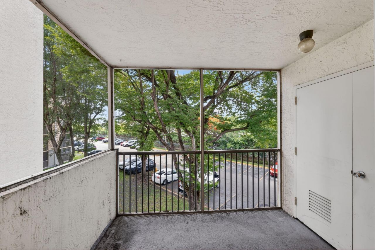 8373 Lake Drive, Unit 307, Doral, FL 33166 Photo