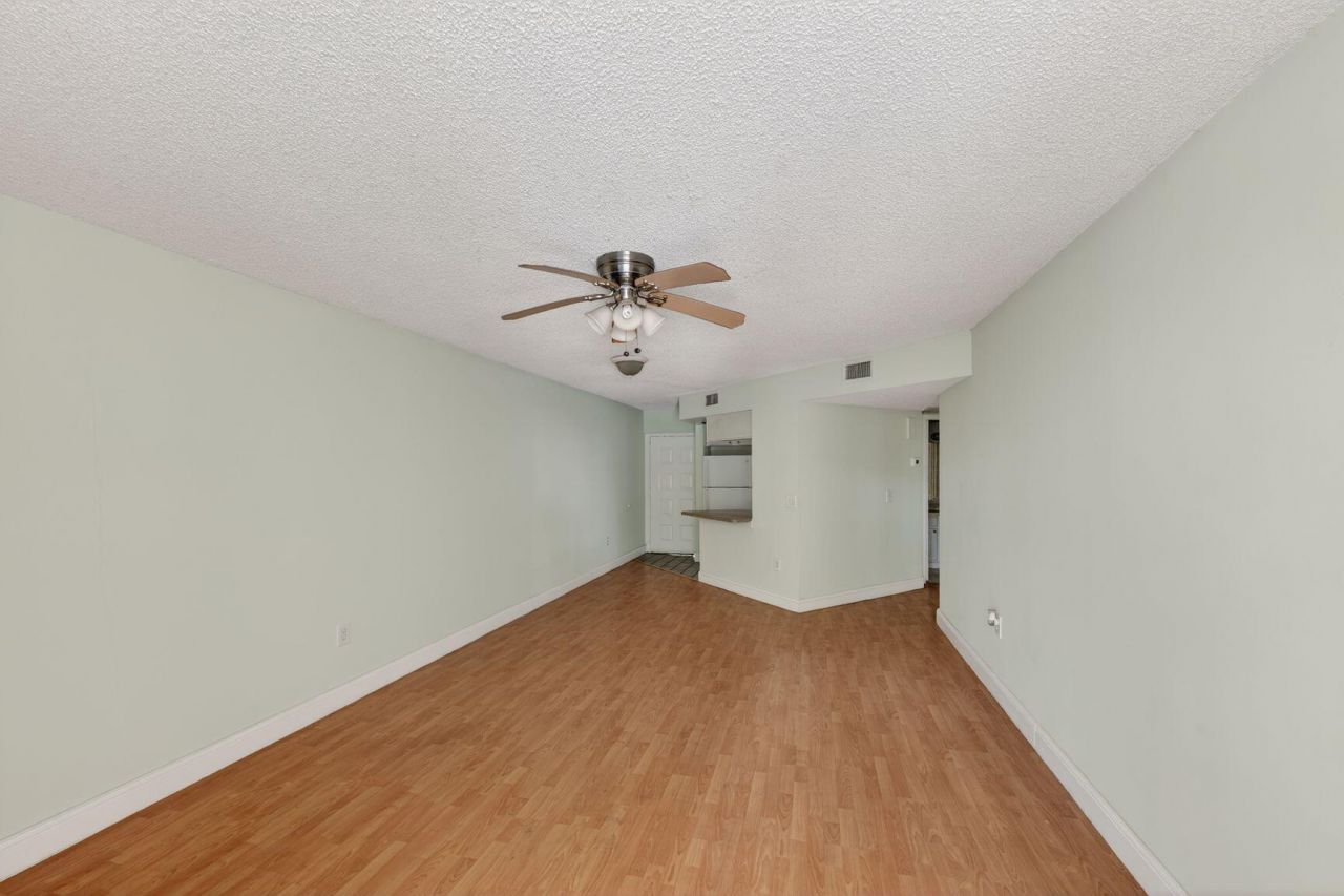 8373 Lake Drive, Unit 307, Doral, FL 33166 Photo