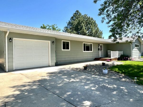 1606 Hilltop Drive, Pierre, SD 57501