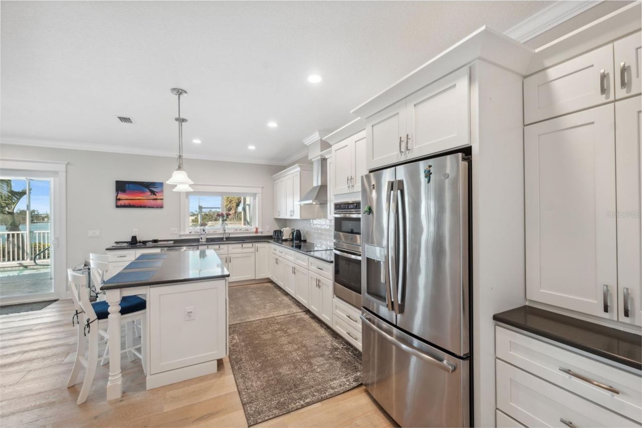 727 Key Royale Drive, Holmes Beach, FL 34217 Photo