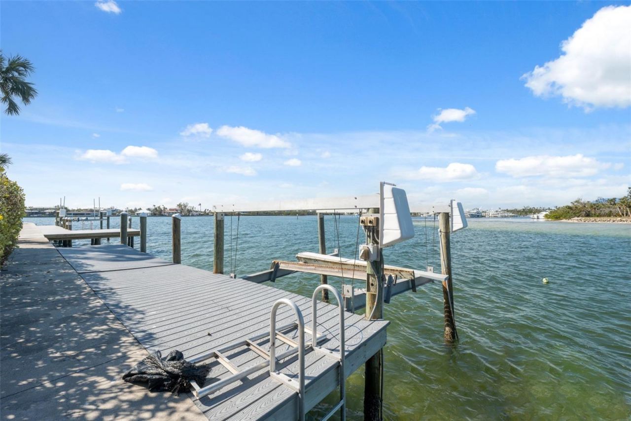 727 Key Royale Drive, Holmes Beach, FL 34217 Photo