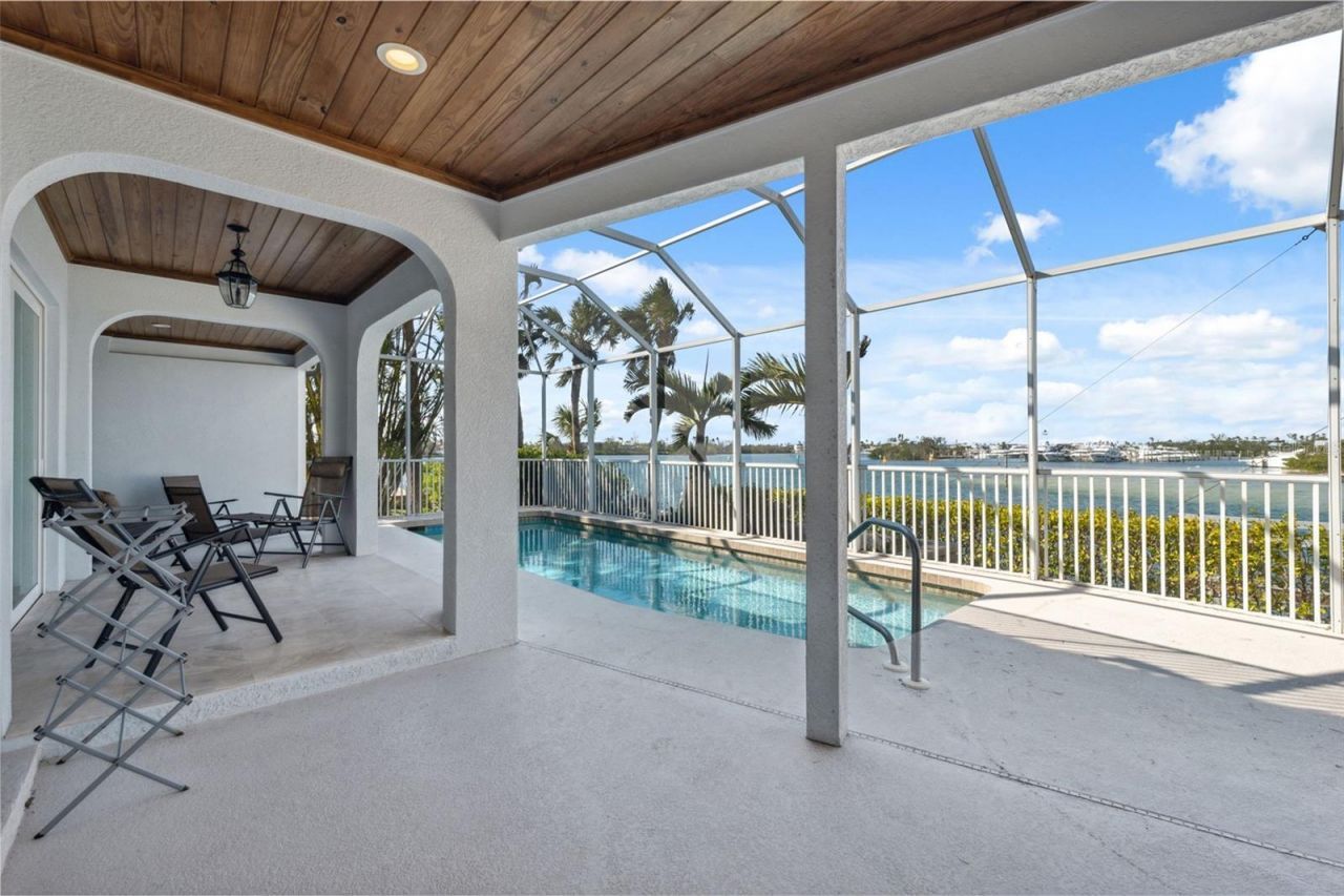 727 Key Royale Drive, Holmes Beach, FL 34217 Photo