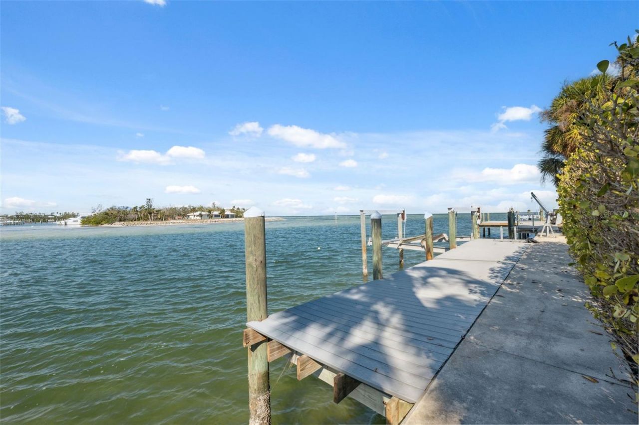 727 Key Royale Drive, Holmes Beach, FL 34217 Photo