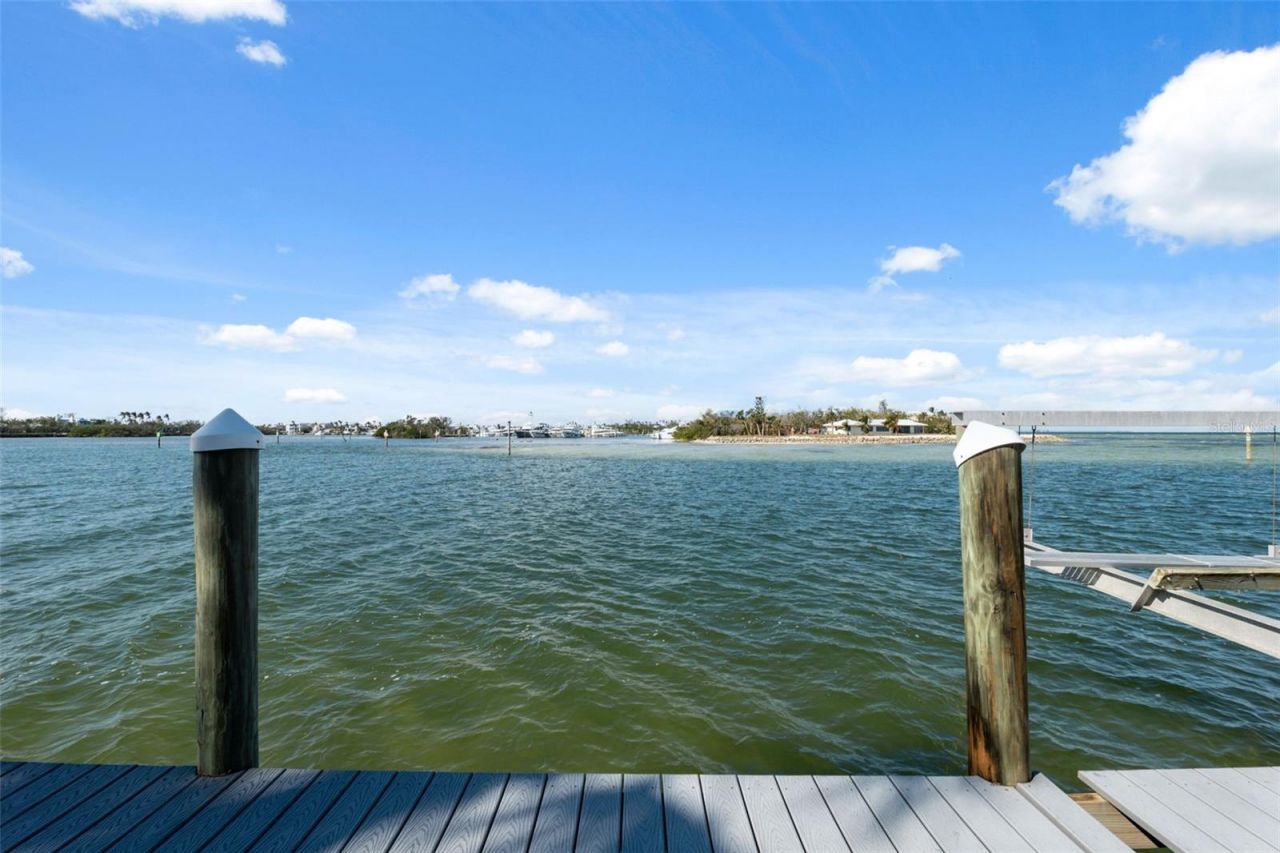 727 Key Royale Drive, Holmes Beach, FL 34217 Photo