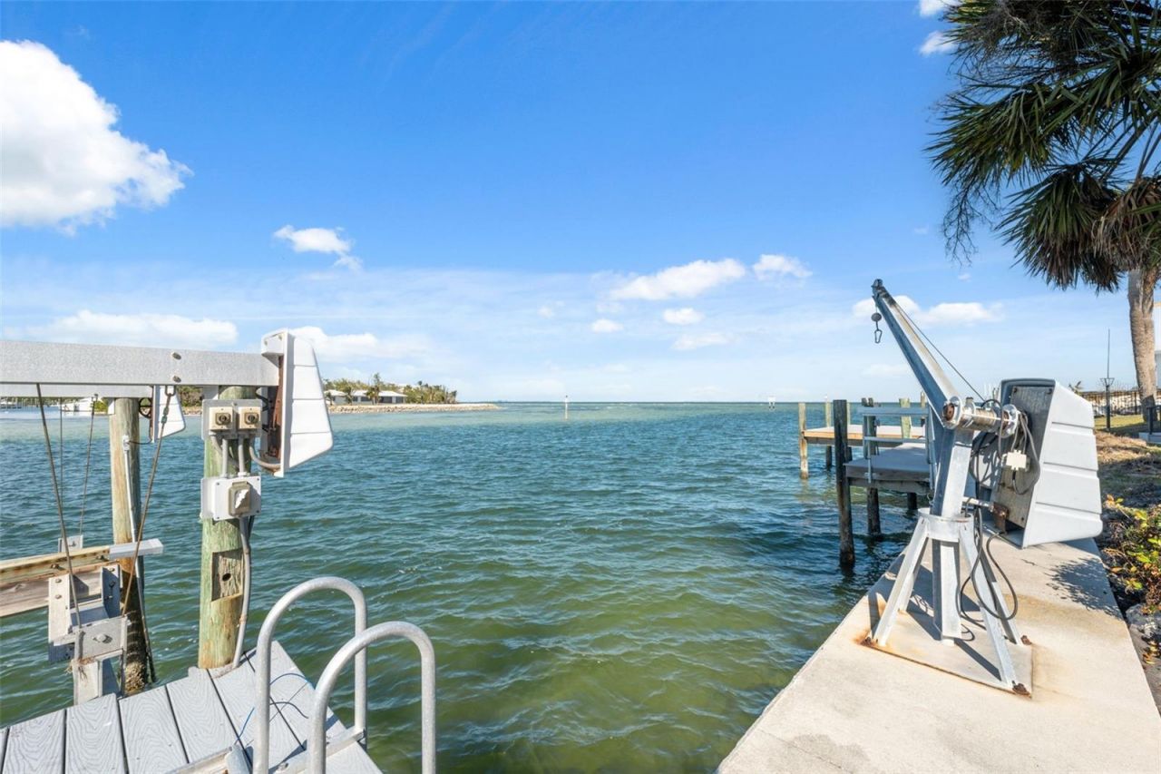 727 Key Royale Drive, Holmes Beach, FL 34217 Photo