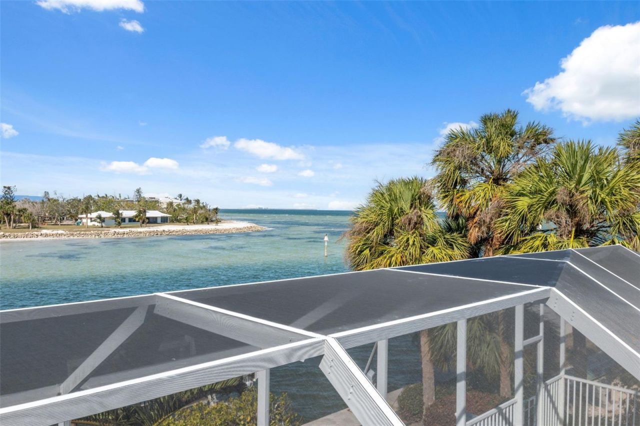 727 Key Royale Drive, Holmes Beach, FL 34217 Photo