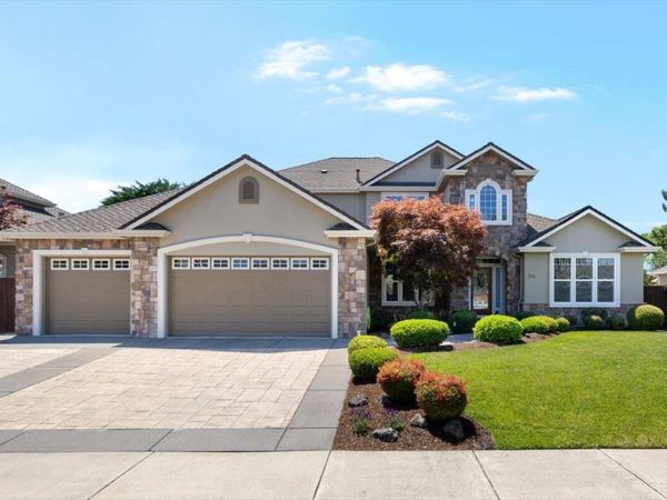 574 Grey Hawk Way, Central Point, OR 97502
