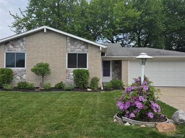 35252 Simon Drive , Clinton Twp, MI 48035