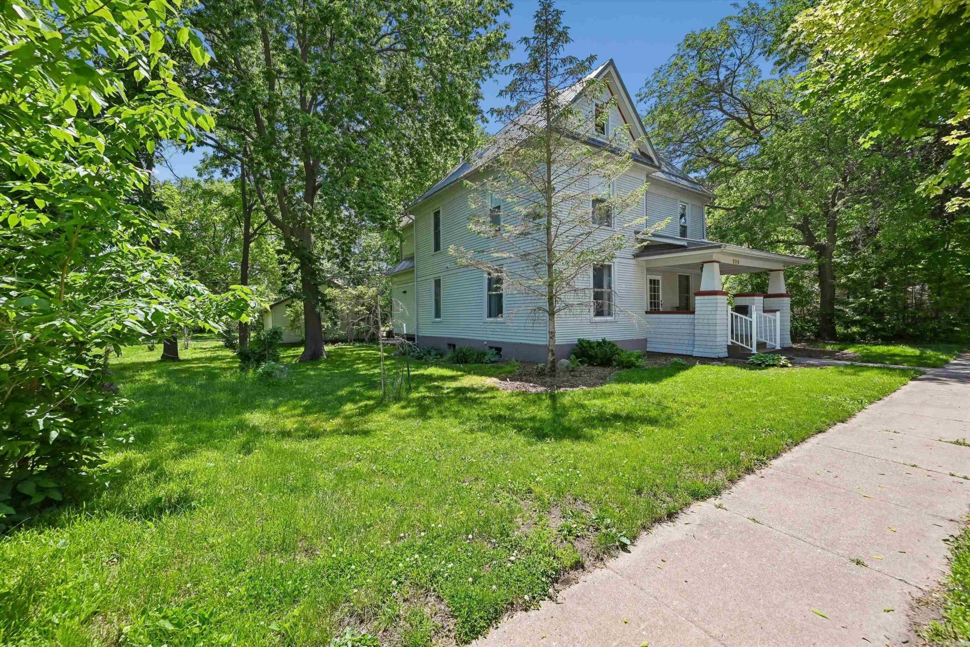 208 SE 4th Avenue, Waverly, IA 50677 Main Photo