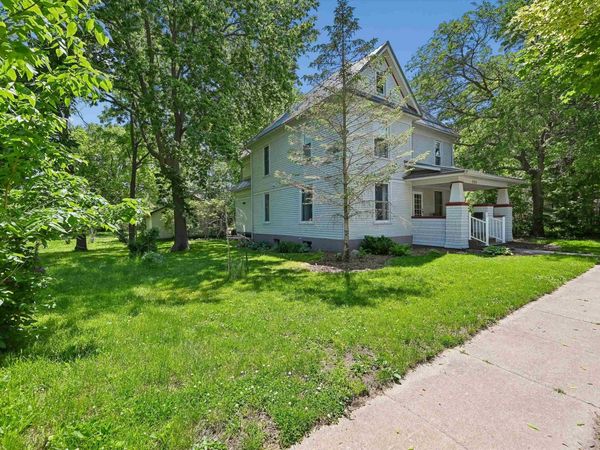 208 SE 4TH Avenue, Waverly, IA 50677