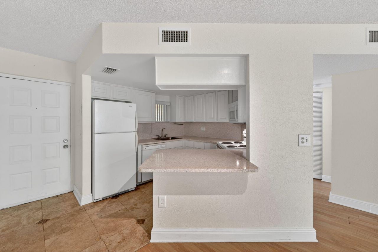 8353 Lake Drive, Unit 204, Doral, FL 33166 Photo