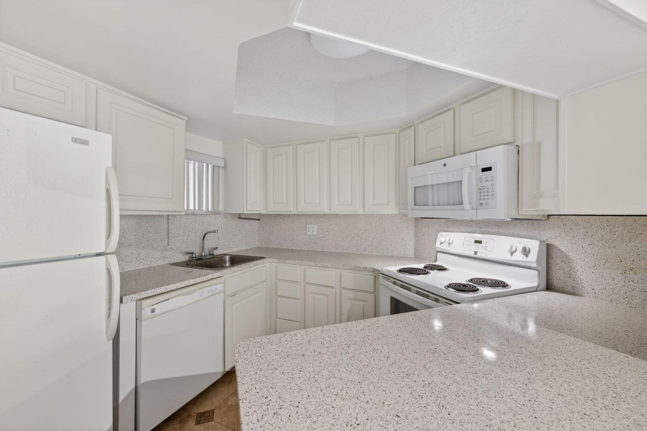 8353 Lake Drive, Unit 204, Doral, FL 33166 Photo
