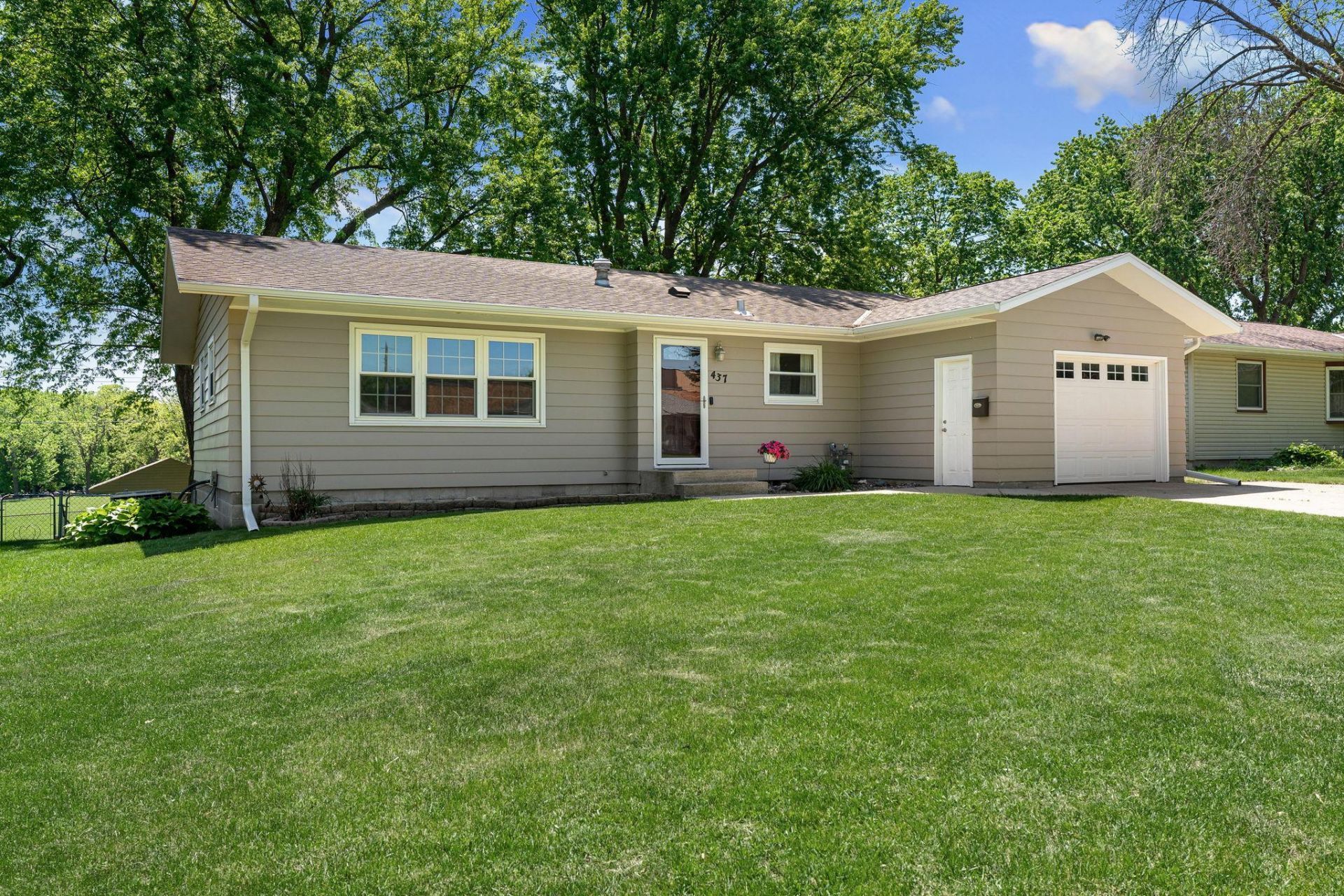 437 13th Street Ne, Owatonna, MN 55060 Main Photo