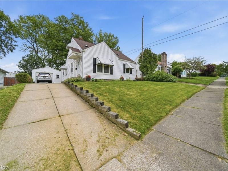 1585 Thornapple Avenue, Akron, OH 44301 Photo 3