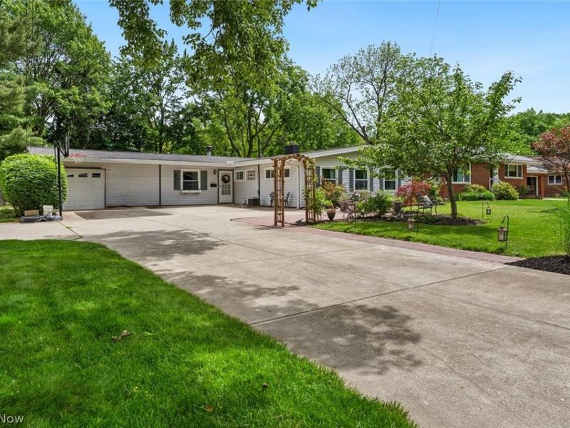 8975 Lindberg Boulevard, Olmsted Falls, OH 44138 Photo 2