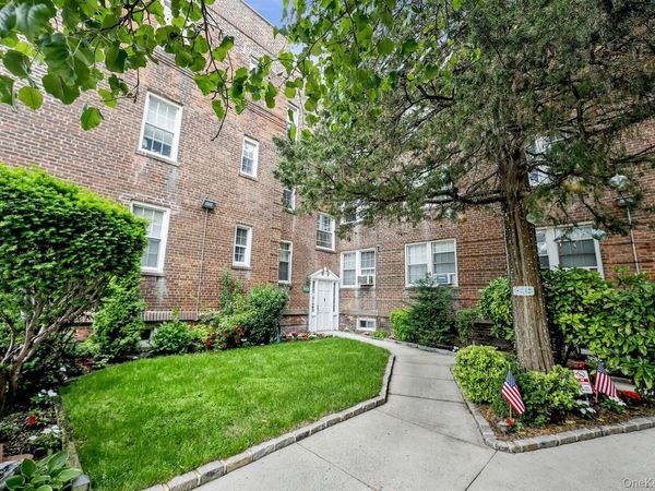1 Ash place , Unit 1C, Great Neck Plaza, NY 11021