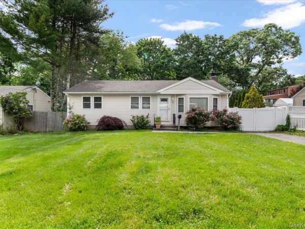 3 Kilburn Avenue , Huntington Station, NY 11746