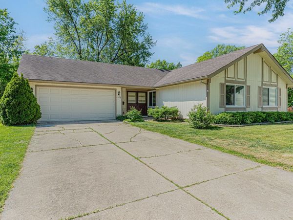 1272 Arlington Drive W, Hanover Park, IL 60133