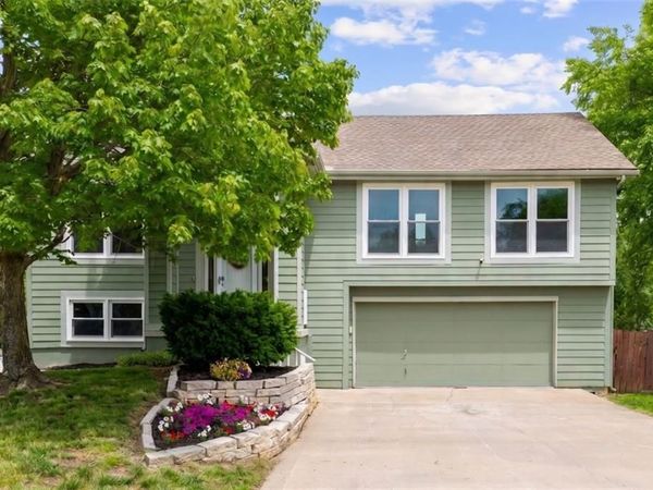 808 SW Daney Drive, Lee's Summit, MO 64081