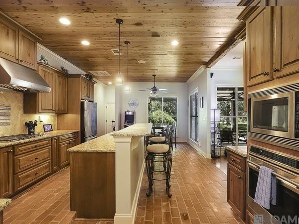 8567 Pin Oak Dr, Zachary, LA 70791