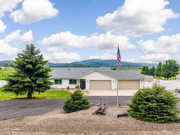 11303 N McCoy Rd, Newman Lake, WA 99025