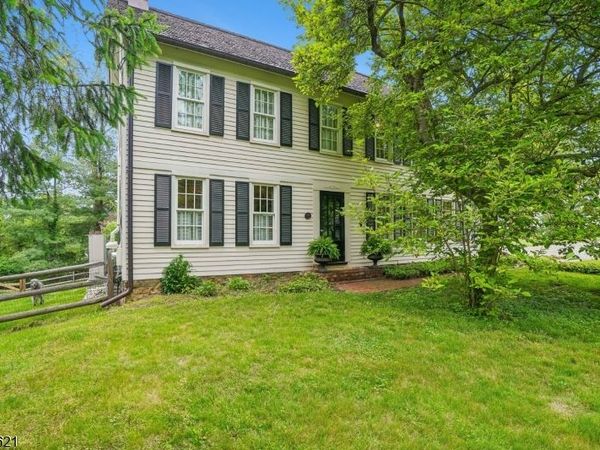 32 Potterstown Rd, Tewksbury, NJ 08833