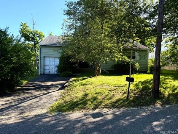 1 Catalpa Drive , East Northport, NY 11731