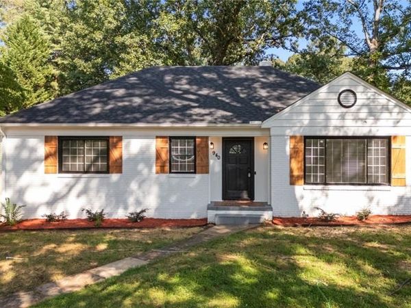940 N Peace Haven Road , Winston-Salem, NC 27104