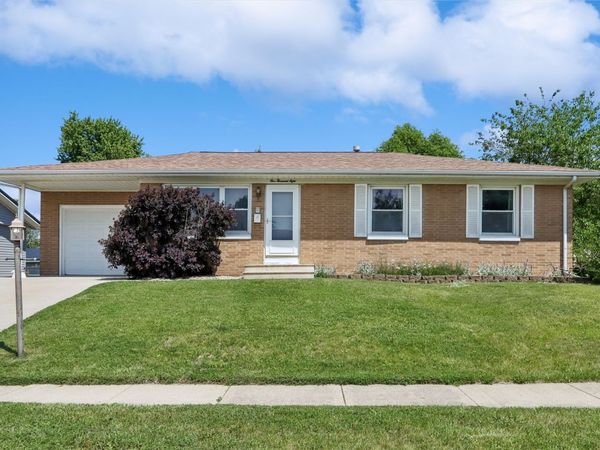 5008 Montclair Dr NW, Cedar Rapids, IA 52405