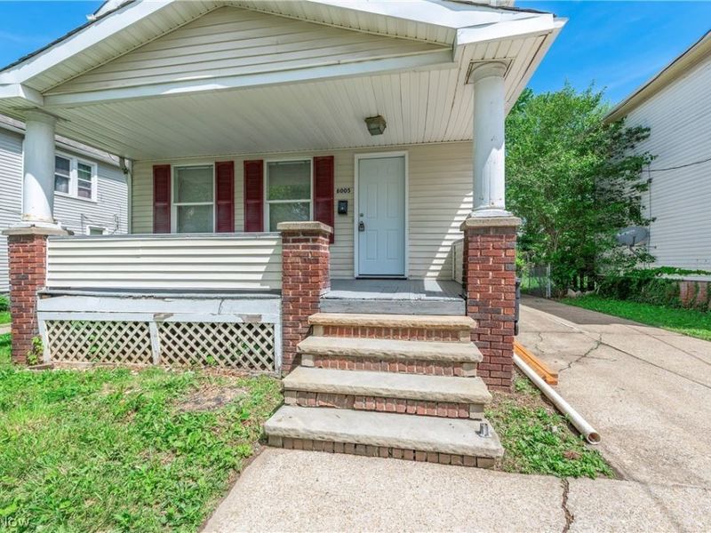 8005 Vineyard Avenue, Cleveland, OH 44105 Photo 2