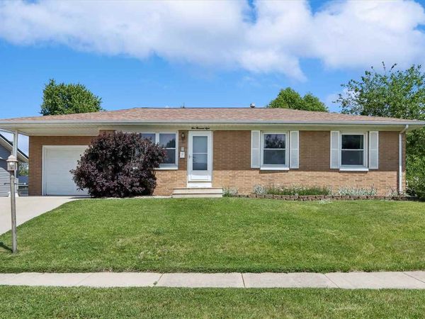 5008 Monclair Dr NW, Cedar Rapids, IA 52405