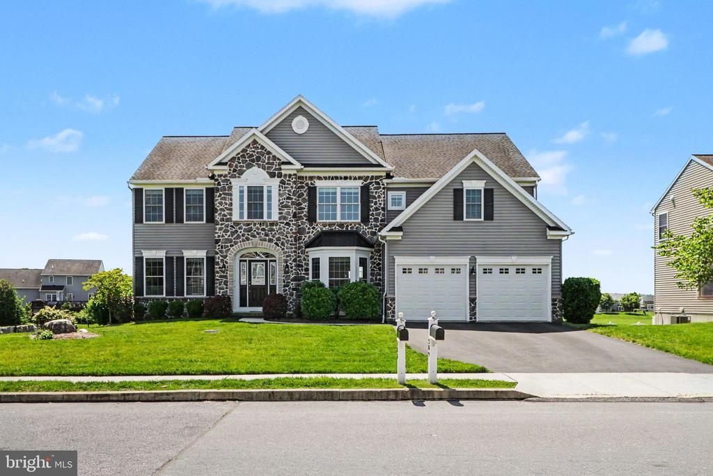 289 Sweetwater Drive, Palmyra, PA 17078 Main Photo