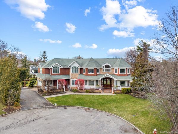 98 Swan Court , East Hills, NY 11576
