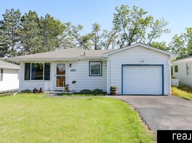 6919 B Street , Omaha, NE 68106