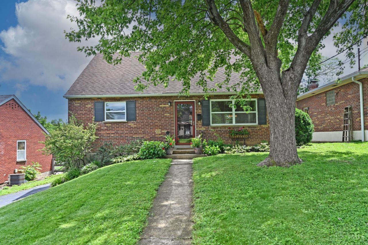 1334 Collinsdale Avenue Cincinnati, OH 45230