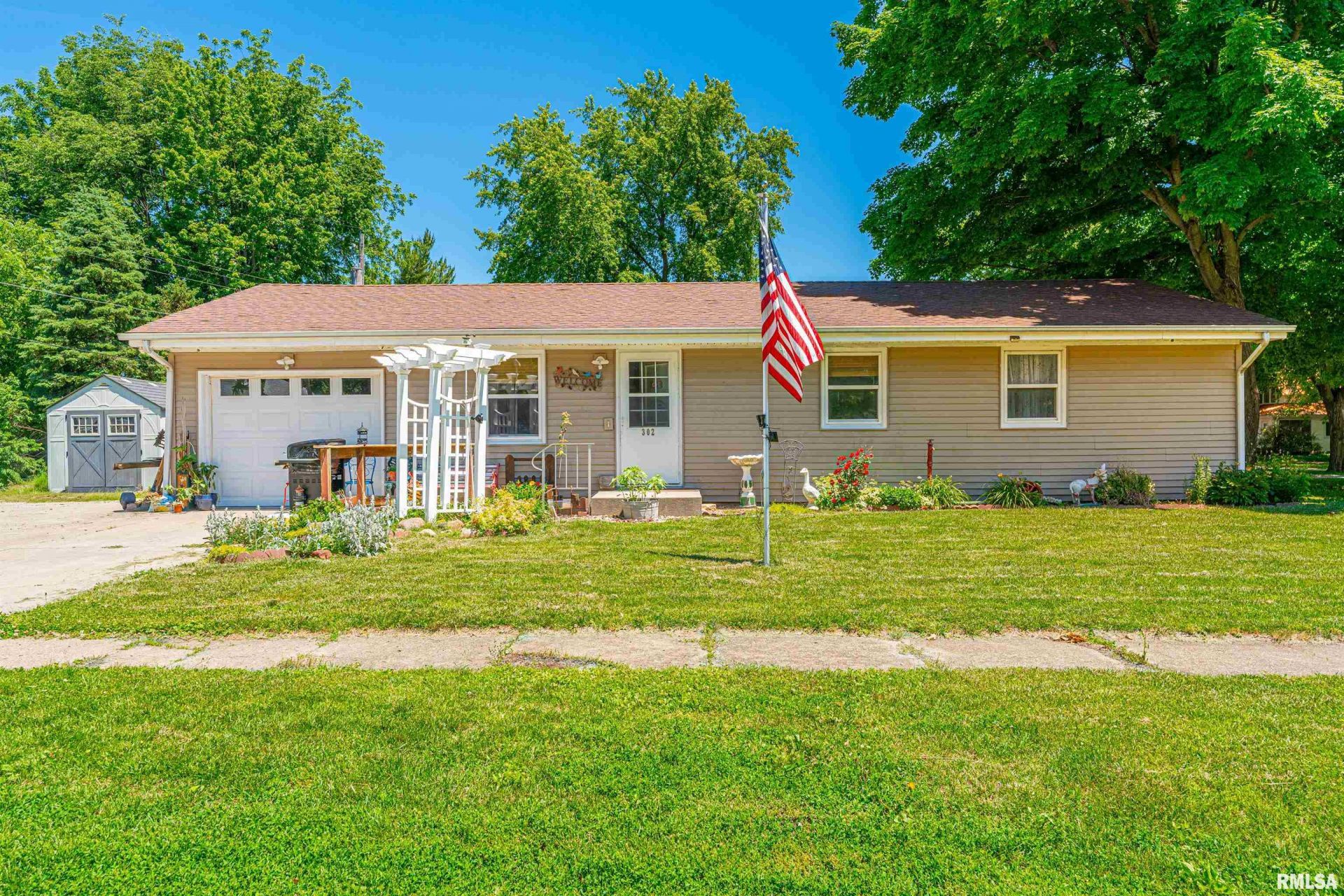 302 NW Walnut Street, Atlanta, IL 61723 Main Photo