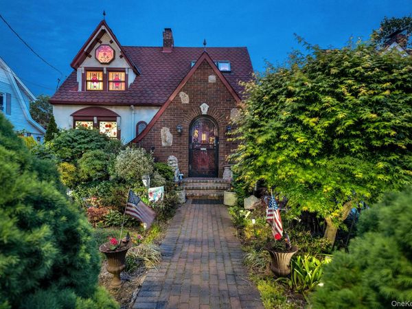 31 Roosevelt Avenue , Hicksville, NY 11801