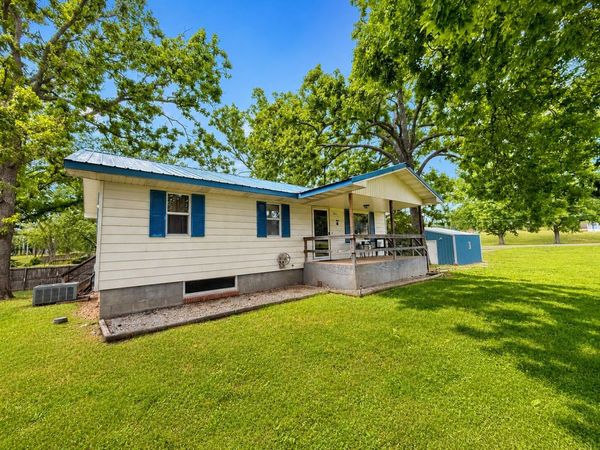 911 N Center Street , Willow Springs, MO 65793